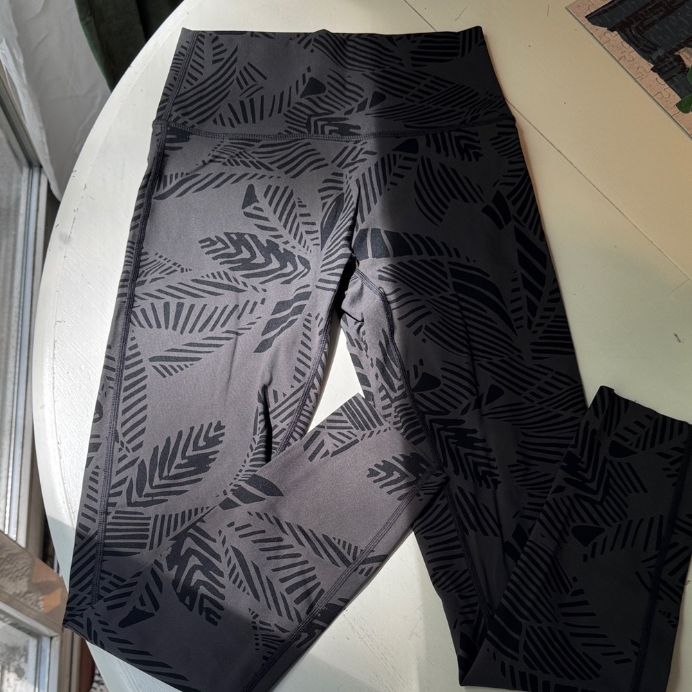 Aerie Gray and Black Patterned Leggings